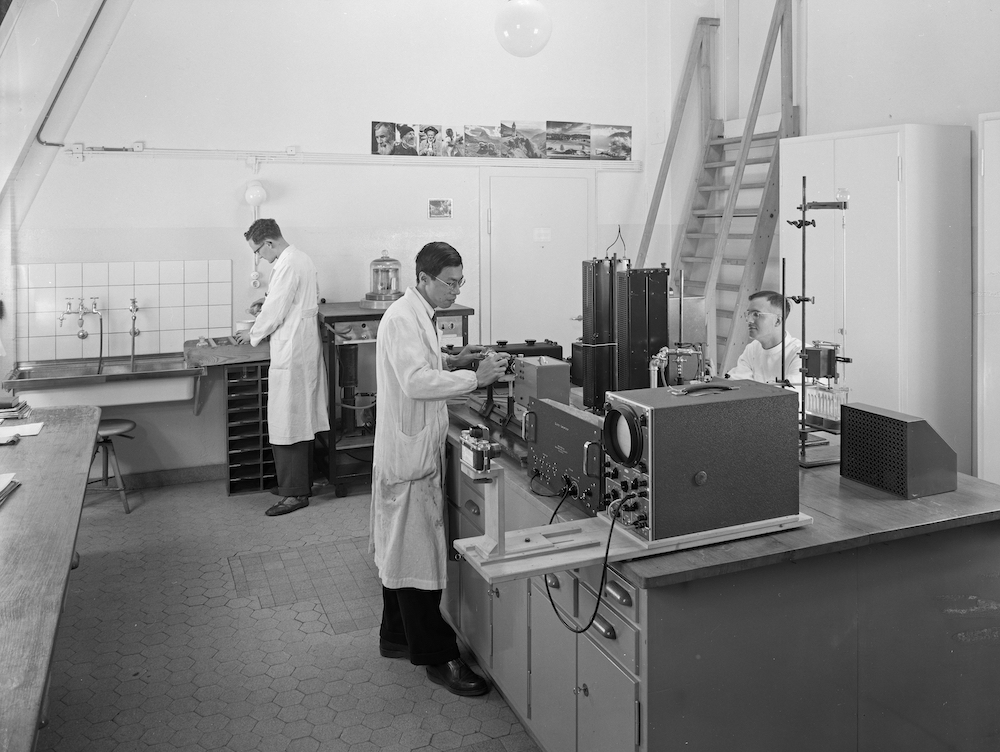 Enlarged view: Photographisches Institut of ETH Zürich, research laboratory, Zurich, May 11, 1955; negative, 9.0 x 12.0 cm, PI_55-RH-0052, DOI: 10.3932/ethz-a-000049379